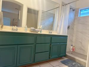 une salle de bain avec une vanité verte et une douche dans l'établissement 3 bedrooms house with private pool free parking, à Las Vegas 17 autres photos