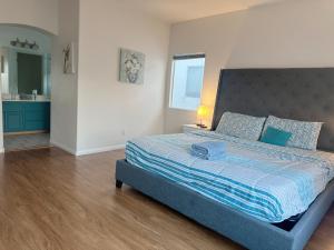 une chambre avec un lit avec une couette bleue dans l'établissement 3 bedrooms house with private pool free parking, à Las Vegas