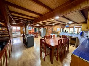 a kitchen and dining room with a table and chairs at Hosta Altos de Gamboa in Castro