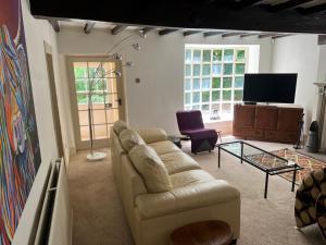 Et tv og/eller underholdning på Richmond Hill Cottages, Exclusive 6 bedroom Farm House, Markington with heated pool