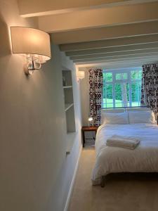 En eller flere senge i et værelse på Richmond Hill Cottages, Exclusive 6 bedroom Farm House, Markington with heated pool + 100 billeder