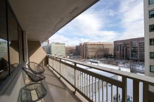 アーリントンにある2BR Apartment Near to Airport and Metro!の市街の景色を望むバルコニー(椅子2脚付)