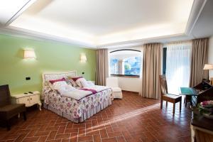 Postel nebo postele na pokoji v ubytování La Vignola Country Hotel + 37 fotografií