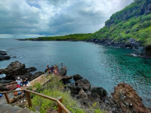 a group of people standing on the rocks near a body of water at Casa Brankonrald in San Cristóbal
