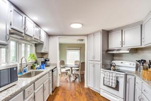 Dapur atau dapur kecil di Lakefront Getaway with Porch in Athens Area! +20 gambar