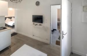 Μια τηλεόραση ή/και κέντρο ψυχαγωγίας στο Pet Friendly Apartment In Berck Plage