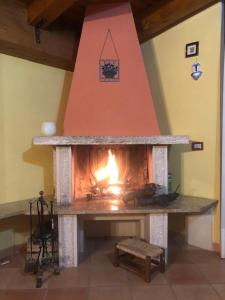 una chimenea en una habitación con fogata en B&B LA ROSA, en Salerno