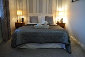 Un dormitorio con una cama grande y una bandeja. en Woodfield House Hotel, en Limerick