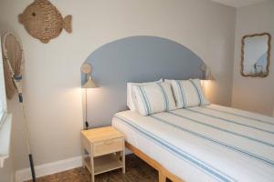une chambre avec un lit avec une tête de lit bleue dans l'établissement Beach Haven Tybee - Main, à Tybee Island