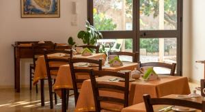 A restaurant or other place to eat at B&B La Garolla