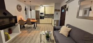 A kitchen or kitchenette at Apartment Hibiscus