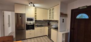 A kitchen or kitchenette at Apartment Hibiscus