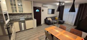 A kitchen or kitchenette at Apartment Hibiscus