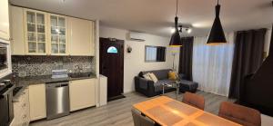 A kitchen or kitchenette at Apartment Hibiscus