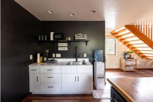 Imagem da galeria de Caldera- Hale Kumu La'au at Volcano em Volcano