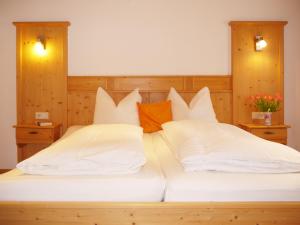a bedroom with two beds with white pillows at Neunerhof in Leutasch