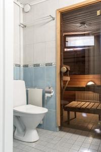a bathroom with a toilet and a walk in shower at Apartment Siihtala - suuri saunallinen huoneisto in Joensuu +38 photos