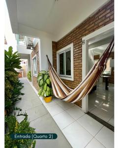 a hammock in the courtyard of a house at Condomínio Chalés Santo Antônio - Flecheiras in Trairi +36 photos