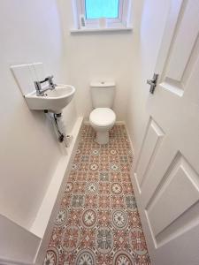 un bagno con un water e un lavandino di Egremont Home - Explore the Fells - Work Nearby a Woodend