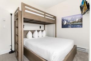 布雷肯里奇PRIME LOCATION Ski-In Ski-Out with Mountain Views BEST location in Breckenridge的卧室配有带白色床单的双层床 更多27张照片