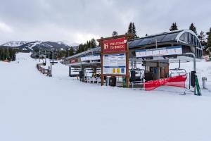冬天的PRIME LOCATION Ski-In Ski-Out with Mountain Views BEST location in Breckenridge