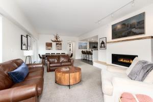 布雷肯里奇PRIME LOCATION Ski-In Ski-Out with Mountain Views BEST location in Breckenridge的配有皮革家具和壁炉的客厅