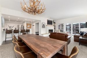PRIME LOCATION Ski-In Ski-Out with Mountain Views BEST location in Breckenridge的电视和/或娱乐中心