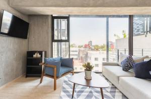 ein Wohnzimmer mit Sofa und Tisch in der Unterkunft CH604 1-1BR 1 BTH Deluxe in Mexiko-Stadt