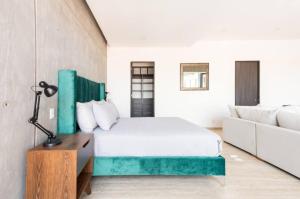 ein Schlafzimmer mit einem Bett und einer Couch in der Unterkunft CH604 1-1BR 1 BTH Deluxe in Mexiko-Stadt