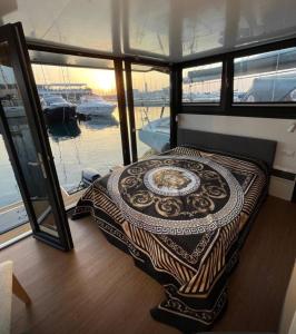 多尔梅莱托HouseBoat - Lago Maggiore con Jacuzzi的船上的房间,设有大窗户