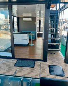 多尔梅莱托HouseBoat - Lago Maggiore con Jacuzzi的享有甲板的景色 更多9张照片
