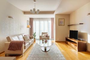 Televízia a/alebo spoločenská miestnosť v ubytovaní Sobieski Prestige Apartment - 6 min Main Square Kraków