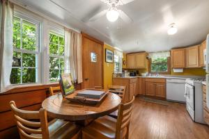 Кухня или мини-кухня в Fish Creek Farmhouse by Simple Life Rentals
