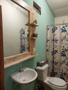 ランキンにあるCasa Cacaoの洗面台、トイレ、鏡のあるバスルーム