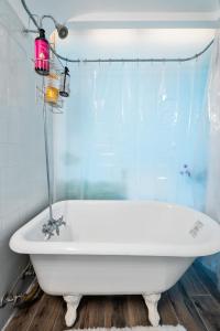 Koupelna v ubytování Chinatown Essential 2 Bedroom 900 square feet