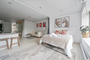 Postel nebo postele na pokoji v ubytování Chinatown Essential 2 Bedroom 900 square feet