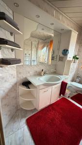 Koupelna v ubytování Attraktive 3 Zimmer Wohnung in ruhiger Lage + 19 fotografií