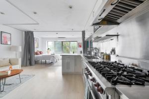 Kuchyň nebo kuchyňský kout v ubytování Chinatown Essential 2 Bedroom 900 square feet