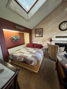 En eller flere senge i et værelse på Condo,Full Kitchen, ShantyCreek, Beach Club, Private Pool