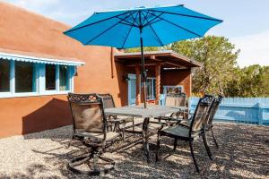 Πισίνα στο ή κοντά στο Casita Azul, Historic and Cozy Santa Fe Adobe