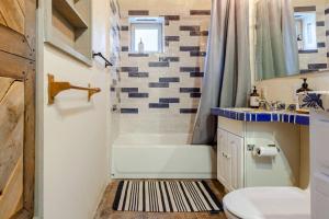 Ένα μπάνιο στο Casita Azul, Historic and Cozy Santa Fe Adobe +25 φωτογραφίες