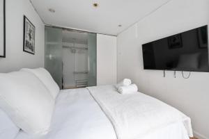 Gambar di galeri bagi Chinatown Essential 2 Bedroom 900 square feet di New York