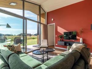 WissenkerkeにあるCottage near Het Bokkegat Nature Reserveのソファとテレビのあるリビングルーム