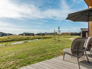 WissenkerkeにあるCottage near Het Bokkegat Nature Reserveのパティオ(パラソル、デッキの椅子付)