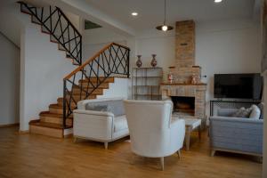TV a/nebo společenská místnost v ubytování Luxury Villas in Alazani Valley Residence