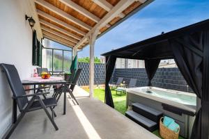 Μπαλκόνι ή βεράντα στο House Cute house with jacuzzi