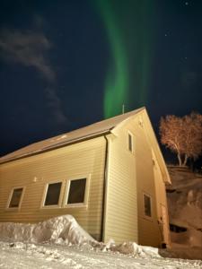 a house with the aurora in the sky at Central apartment in Svolvær in Svolvær