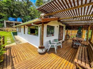 Um jardim em Chalé Varandas Vistamar com Ar Condicionado e churrasqueira
