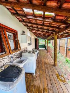 Uma varanda ou outra área externa em Chalé Varandas Vistamar com Ar Condicionado e churrasqueira