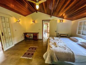 Cama ou camas em um quarto em Chalé Varandas Vistamar com Ar Condicionado e churrasqueira